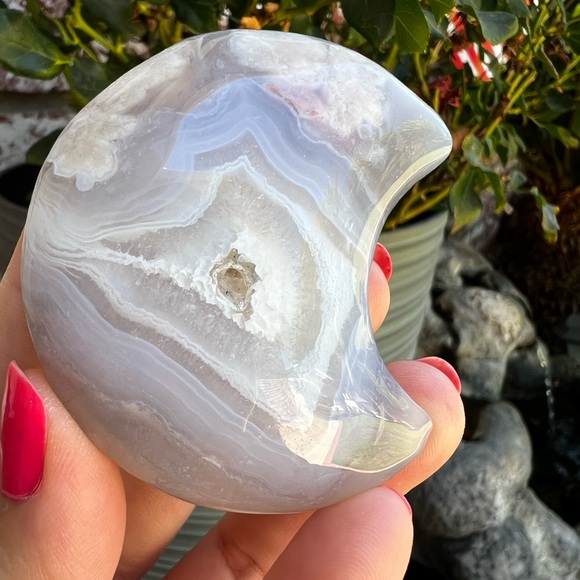 Quartzy Flower Agate Moon Carving - Picture 5 of 8